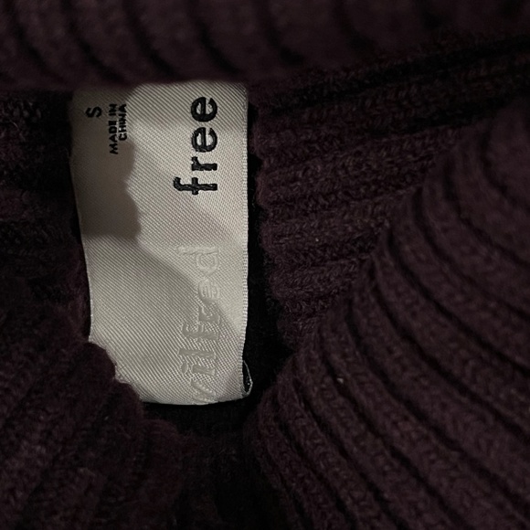 Aritzia Sweater - Picture 3 of 4